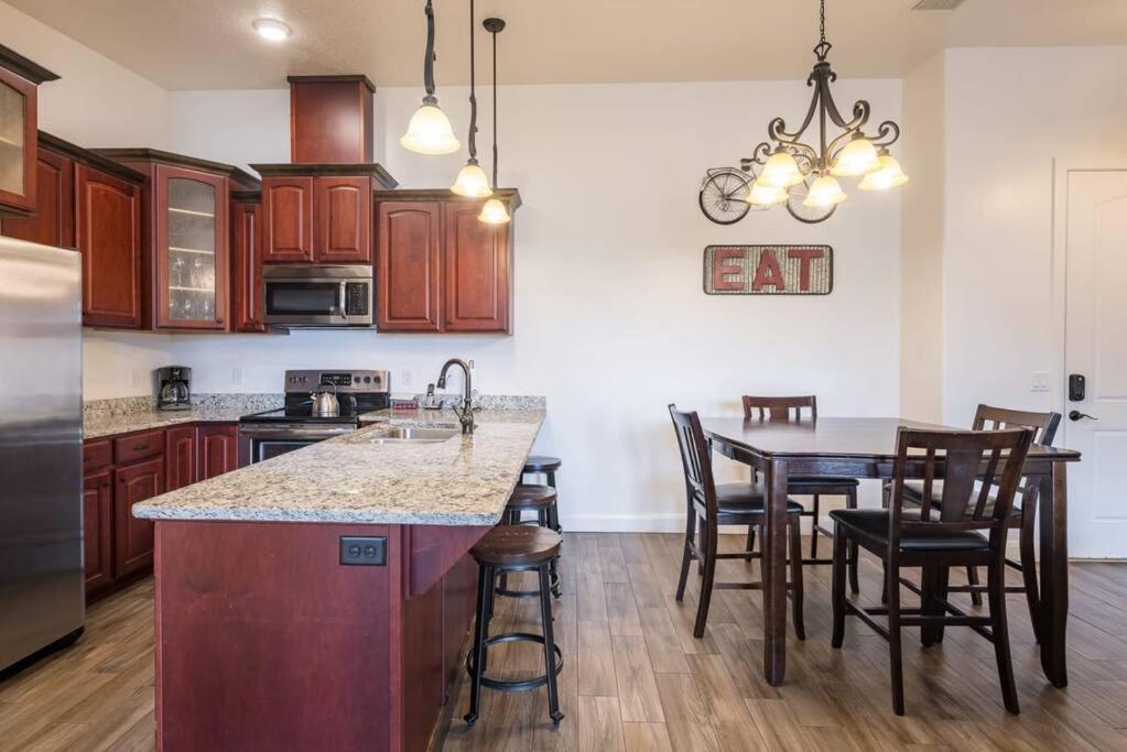 Luxury Downtown Rental - La Dolce Vita Villa #4 Моаб Экстерьер фото